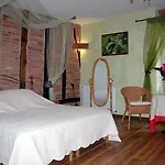 D'hotes Les Douves Bed & Breakfast