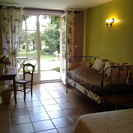 D'hotes Les Douves Bed & Breakfast